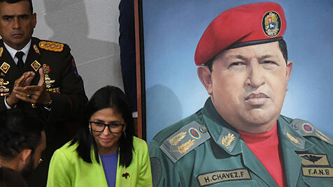 Delcy Rodríguez vor Chávez-Porträt