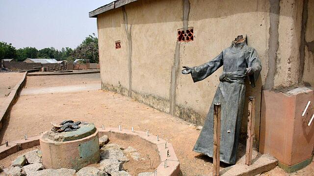 Geköpfte Statue in Nigeria