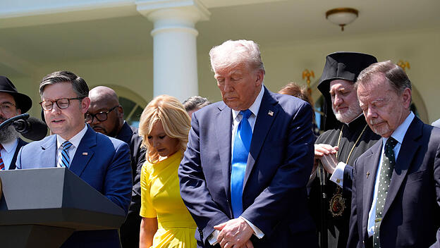 US-Präsident Donald Trump bei der Unterzeichnung eines Dekrets zur Religionsfreiheit im Mai 2025