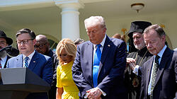 US-Präsident Donald Trump bei der Unterzeichnung eines Dekrets zur Religionsfreiheit im Mai 2025