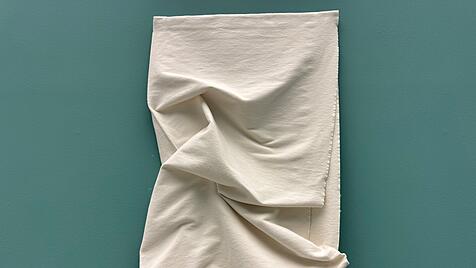 Die Enthüllung der Wahrheit ist oft eine Zumutung, die es zu ertragen gilt. „Verweilung 2“, Barbara Back (2012), Molton; Schenkung Harald Johann, Dittelbrunn; Museum am Dom, Würzburg.