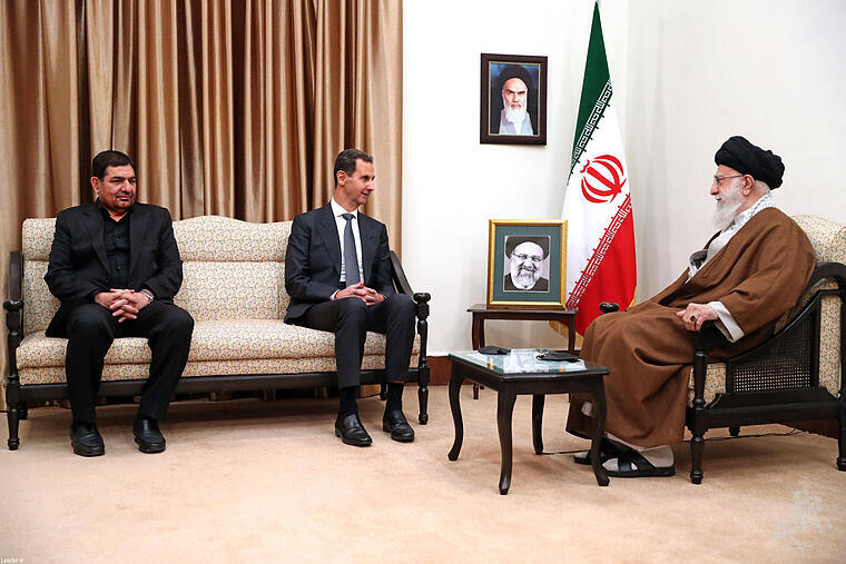 Assad in Teheran mit dem derzeit amtierenden Präsidenten des Iran, Mohammad Mokhber (links), und mit Revolutionsführer Ayatollah Ali Khamenei