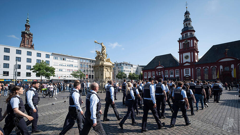 Trauer um einen 29-jährigen Polizeibeamten, der nach einer Messerattacke in Mannheim gestorben ist