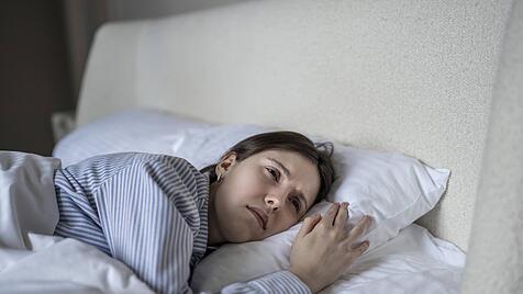 Junge Frau mit Gehirnerschütterung im Bett