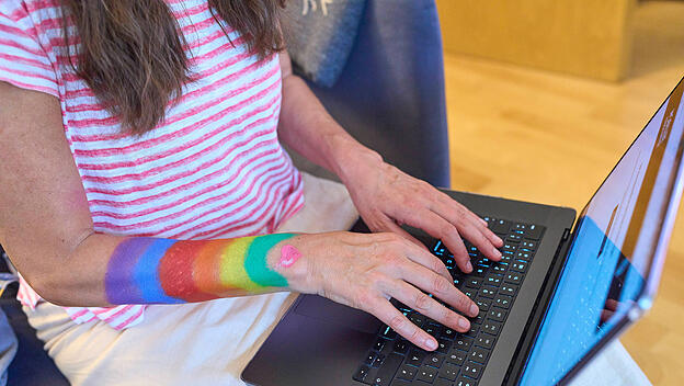 Junge Frau mit Regenbogenfarben am Arm