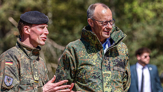 Zwei, die sich verstehen: Bundeskanzler Friedrich Merz und Generalleutnant Christian Freuding auf dem Truppenübungsplatz Munster.