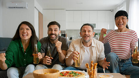 Fußballschauen im heimischen Wohnzimmer