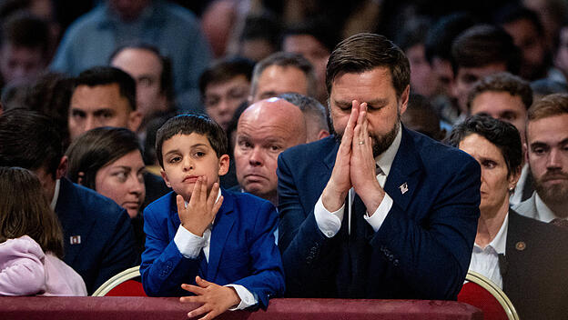 US-Vizepräsident J.D. Vance mit seinem Sohn beim Gottesdienst im Petersdom
