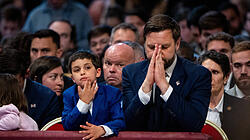 US-Vizepräsident J.D. Vance mit seinem Sohn beim Gottesdienst im Petersdom