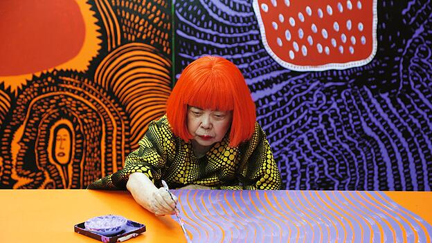 Die japanische Künstlerin Yayoi Kusama zählt zu den wichtigsten Künstlerinnen der Gegenwart.