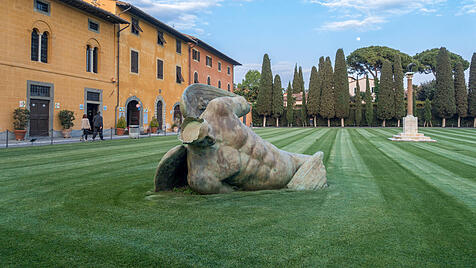 Der gefallene Engel auf dem „Platz der Wunder“ in Pisa. Von frühester Zeit an durchzieht das Motiv die christliche Ikonografie.