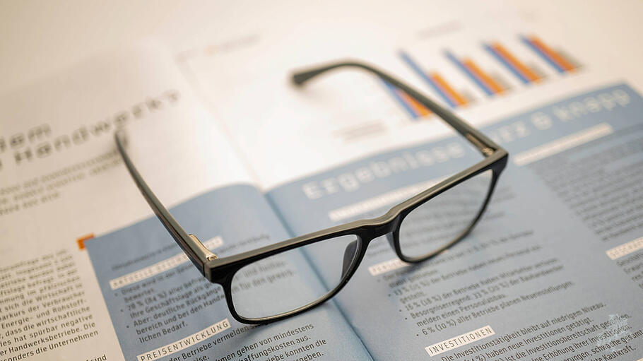 Brille und Magazin