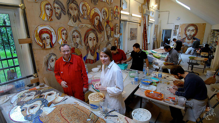 Marko Rupnik in seiner Mosaikwerkstatt in Rom
