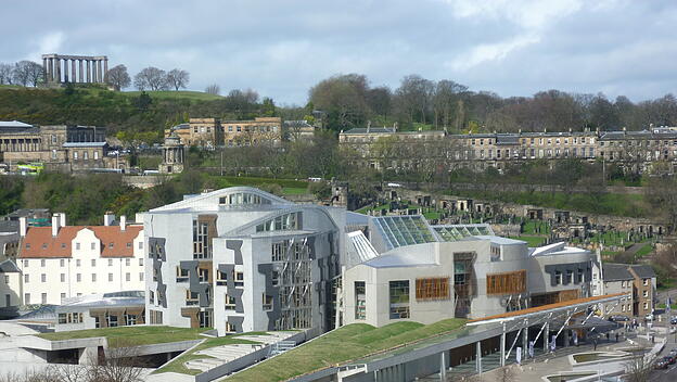 Das schottische Parlament „Holyrood"
