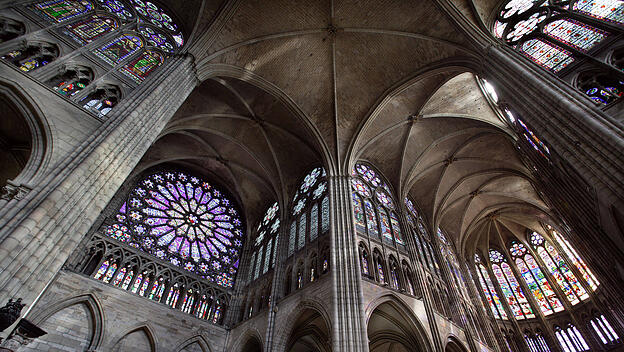 Die gotische Bauweise setzte das Licht an erste Stelle: Ein Blick in den Innenraum der Basilika von Saint Denis in Frankreich.