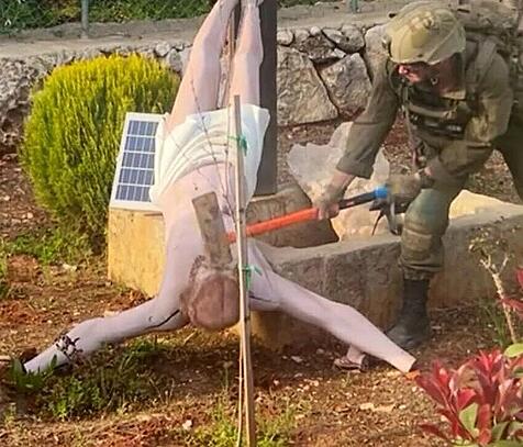 Durch einen israelischen Soldaten geschändete Christus-Statue