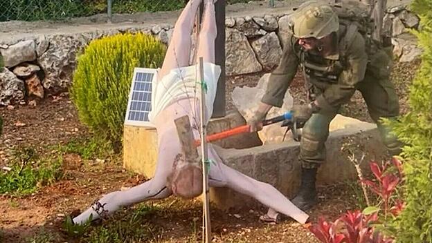 Durch einen israelischen Soldaten geschändete Christus-Statue