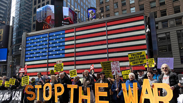 Demonstration gegen Trumps Krieg gegen den Iran in New York