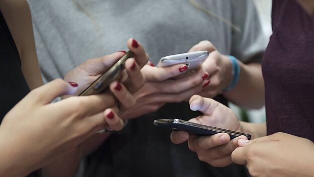 Mädchen mit Smartphones