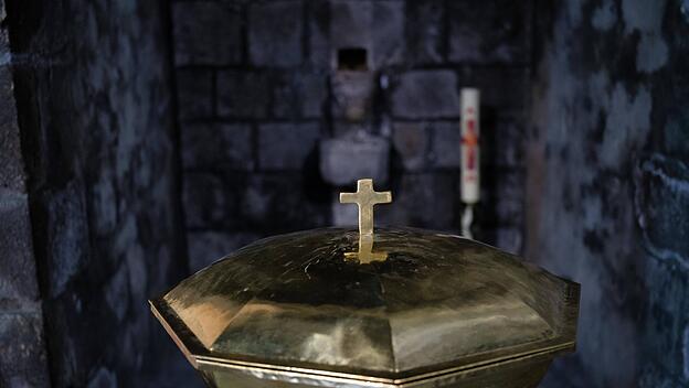 Innenaufnahme Taufnische im Narthex, Taufbecken, Wallfahrtskirche Notre-Dame, Orcival, Département Puy-de-Dome