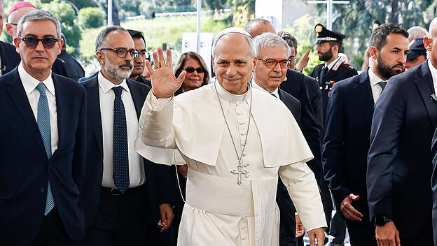 Papst Leo kommt zur Operation in der Gemelli-Klinik an