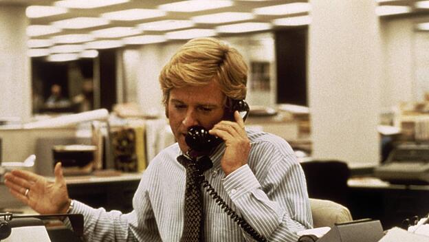 Robert Redford mimt den Reporter Bob Woodward als Teil der „Unbestechlichen“ (USA 1976).