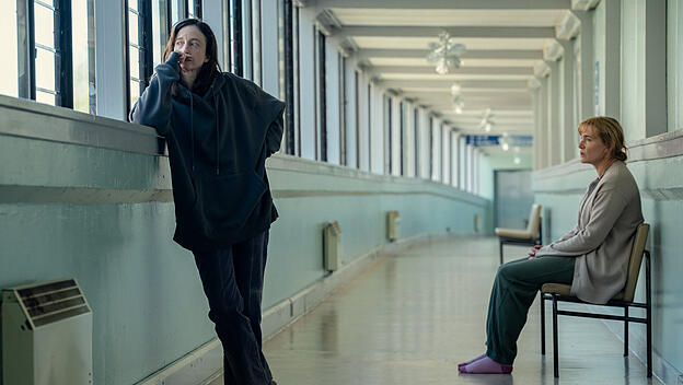 Zwei erwachsene Schwestern, Molly (Andrea Riseborough, links) und Julia (Kate Winslet), die einander entfremdet waren, finden den Mut zur Versöhnung.