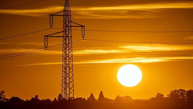 Strommast in der Abendsonne kurz vor Sonnenuntergang, Taufkirchen bei München