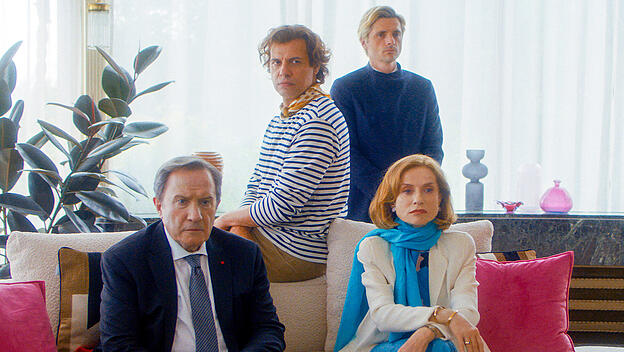 Die Milliardärin Marianne Farrère (Isabelle Huppert) wähnt sich in vertrauter Runde – Ehemann Guy (André Marcon), Fotograf und „Freund“ der Familie Pierre-Alain Fantin (Laurent Lafitte) und der Butler Jérôme Bonjean (Raphaël Personnaz, von links).