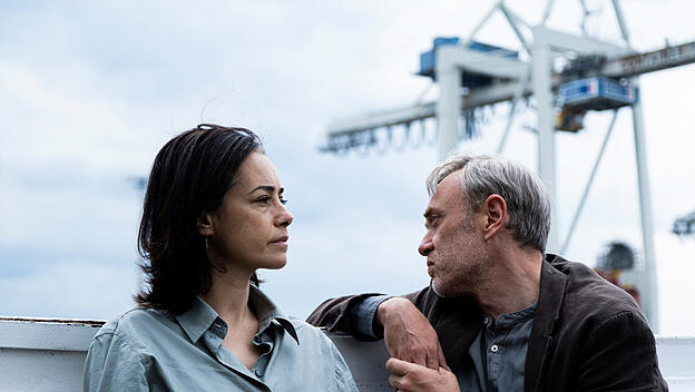 Derya (Özgü Namal) und ihr Mann Aziz (Tansu Biçer) geraten unter staatliche Repression. Der ambitionierte Film erklärt bekannte Unterdrückungsmechanismen zu ausführlich – und drängt damit das stärkere Familiendrama in den Hintergrund.