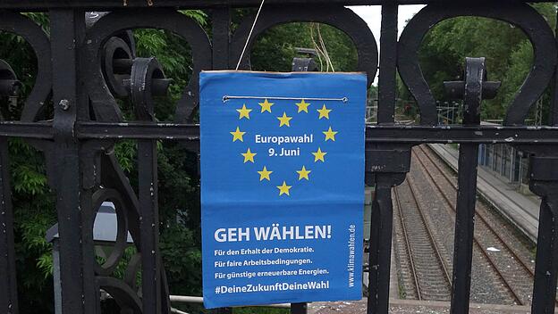 Ein Plakat ruft zum wählen für die Europawahl auf.