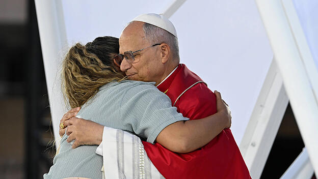 Papst Leo XIV. umarmt eine Frau im Olympiastadion Lluis Companys in Barcelona