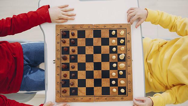 Kinder beim Schachspielen