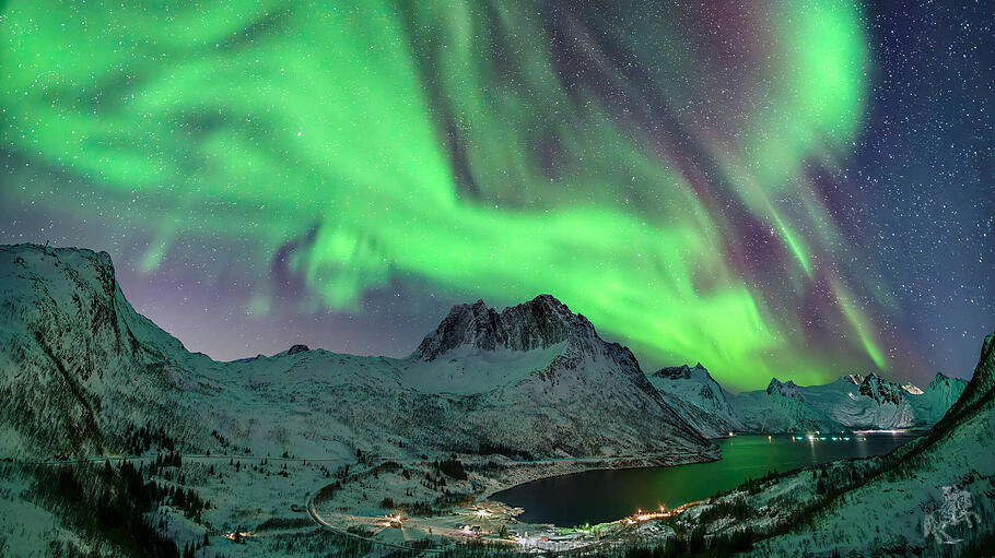Polarlichter über einem schneebedeckte Gebirgszug in Norwegen