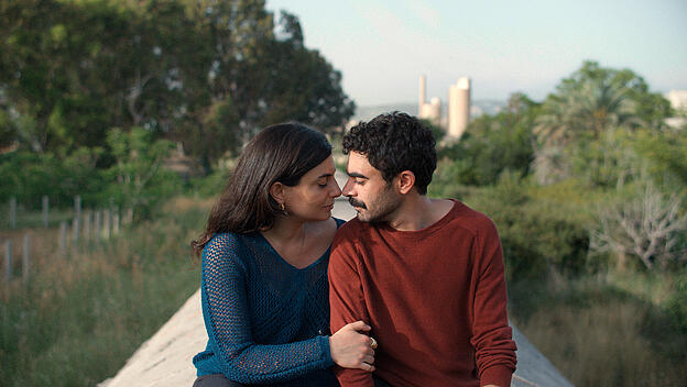 Als Kinder träumten Yasmina (Mounia Akl) und Nino (Hasan Akil) davon, mit einem „magischen Zug" aus Beirut zu fliehen. Als sie sich zwanzig Jahre später wiederbegegnen, entflammt zwar die Liebe erneut. Die schwierigen Lebensbedingungen in der Stadt aber bleiben.