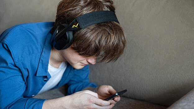 Junger Mann mit Smartphone