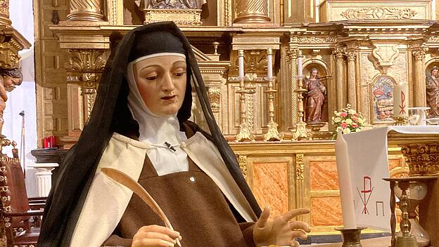 Im Haus des Herrn hat Teresa Schreibtisch einen Ehrenplatz am Tabernakel: Im Karmel von Sevilla erinnert diese Skulptur im Altarraum an die Klostergründerin aus Ávila.