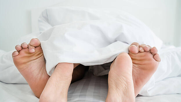 Füße unter der Decke