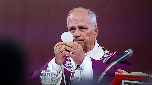 Papst Leo bei der Eucharistiefeier