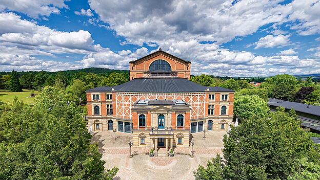 Bayreuth aus der Vogelperspektive: Auf das äußere Erscheinungsbild des prächtigen Festspielhauses hat die KI keinen Einfluss.