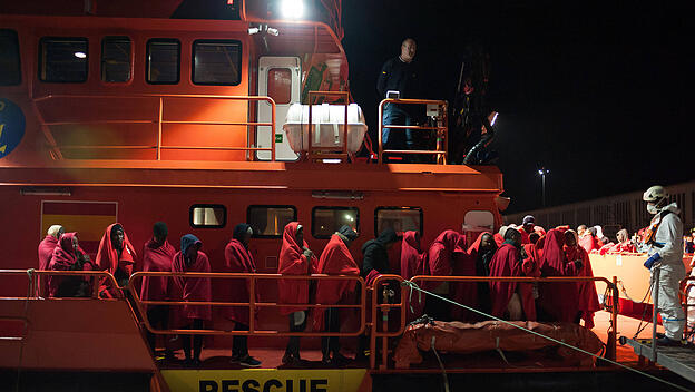News Bilder des Tages March 7, 2020, Malaga, Spain: Subsaharan migrants, who were rescued from a dinghy at the Mediterra