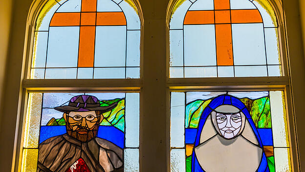 Ein Kirchenfenster in der Kirche Star of the Sea Painted Church in Kalapana auf Hawaii