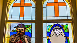 Ein Kirchenfenster in der Kirche Star of the Sea Painted Church in Kalapana auf Hawaii