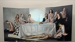 Sind wir nicht alle irgendwie Opfer? In dieser musealen Bild-Installation weist der Künstler dem Betrachter mit Hilfe von Projektionstechnik die Position von Jesus beim letzten Abendmahl zu, die Apostel sind Alltagsmenschen. Henning von Gierke, Abendmahl und zwölf Begleiter (2010/11), erworben mit Unterstützung der Deutschen Post – Stiftung; Museum am Dom, Würzburg.