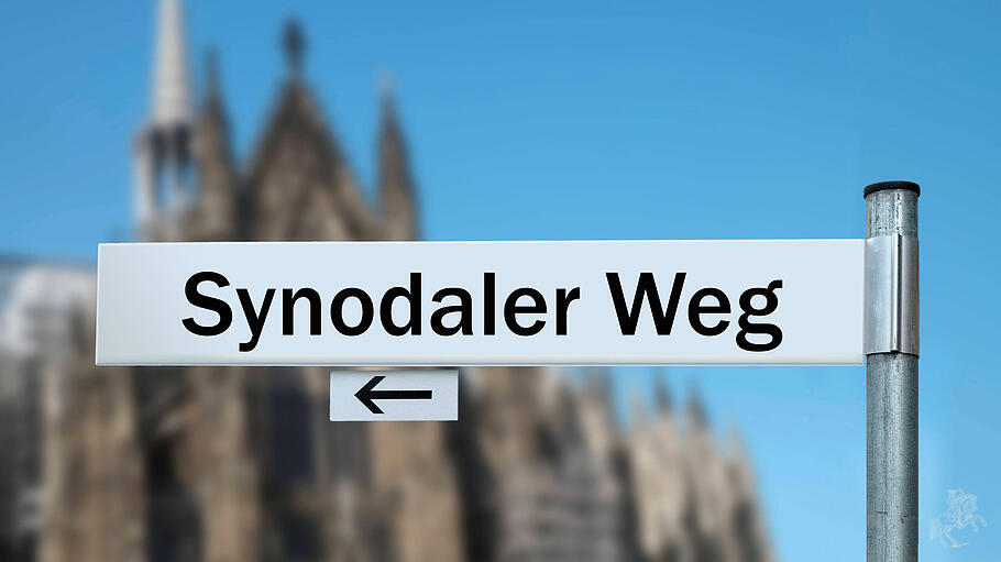 Straßenschild mit "Synodaler Weg" Aufschrift