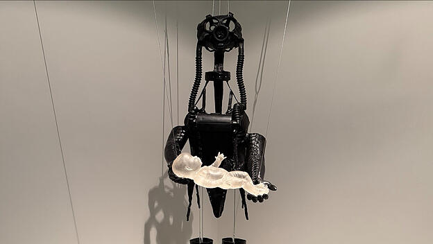 Von der Künstlerin Marsha Pels ist diese „Pieta“ von 1998. Gewalt und Eros, Tod, Leben und Liebe finden hier in ihrer Unvereinbarkeit doch zusammen. Neues Museum Nürnberg, Leihgabe der Künstlerin.