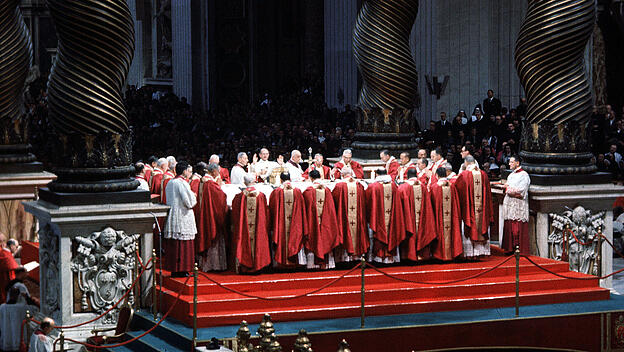 Die Liturgiereform kündigt sich an: Papst Paul VI. feiert 1964 in der dritten Sitzungsperiode des Zweiten Vatikanums die Messe erstmals in Konzelebration mit Bischöfen aus fünf Kontinenten.