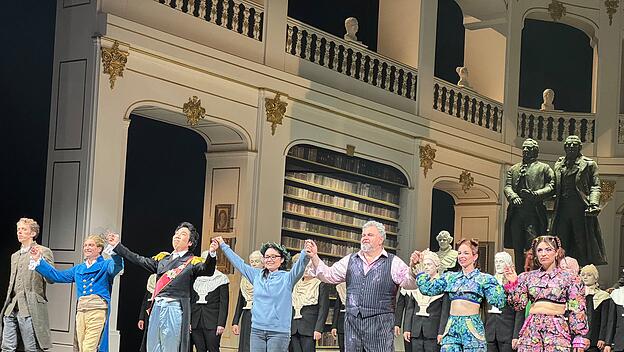 In der Weimarer Inszenierung von Rossinis „La cenerentola“ wurden unter Regisseur Roland Schwab die alten Größen der Stadt wiedererweckt. Doch nicht überall wird so respektvoll-unideologisch mit der Vorlage gearbeitet wie am Nationaltheater Weimar. Das auch historisch bedeutende Haus wird als international angesehene Institution im Mehrspartenbetrieb geführt.