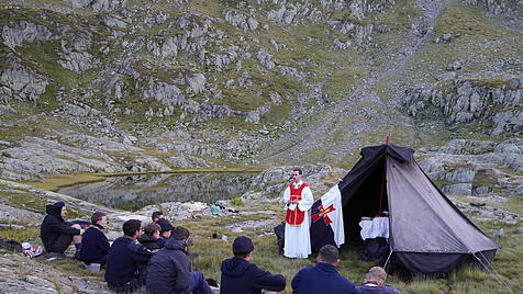 glücklicher Priester