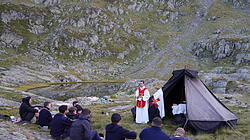 glücklicher Priester